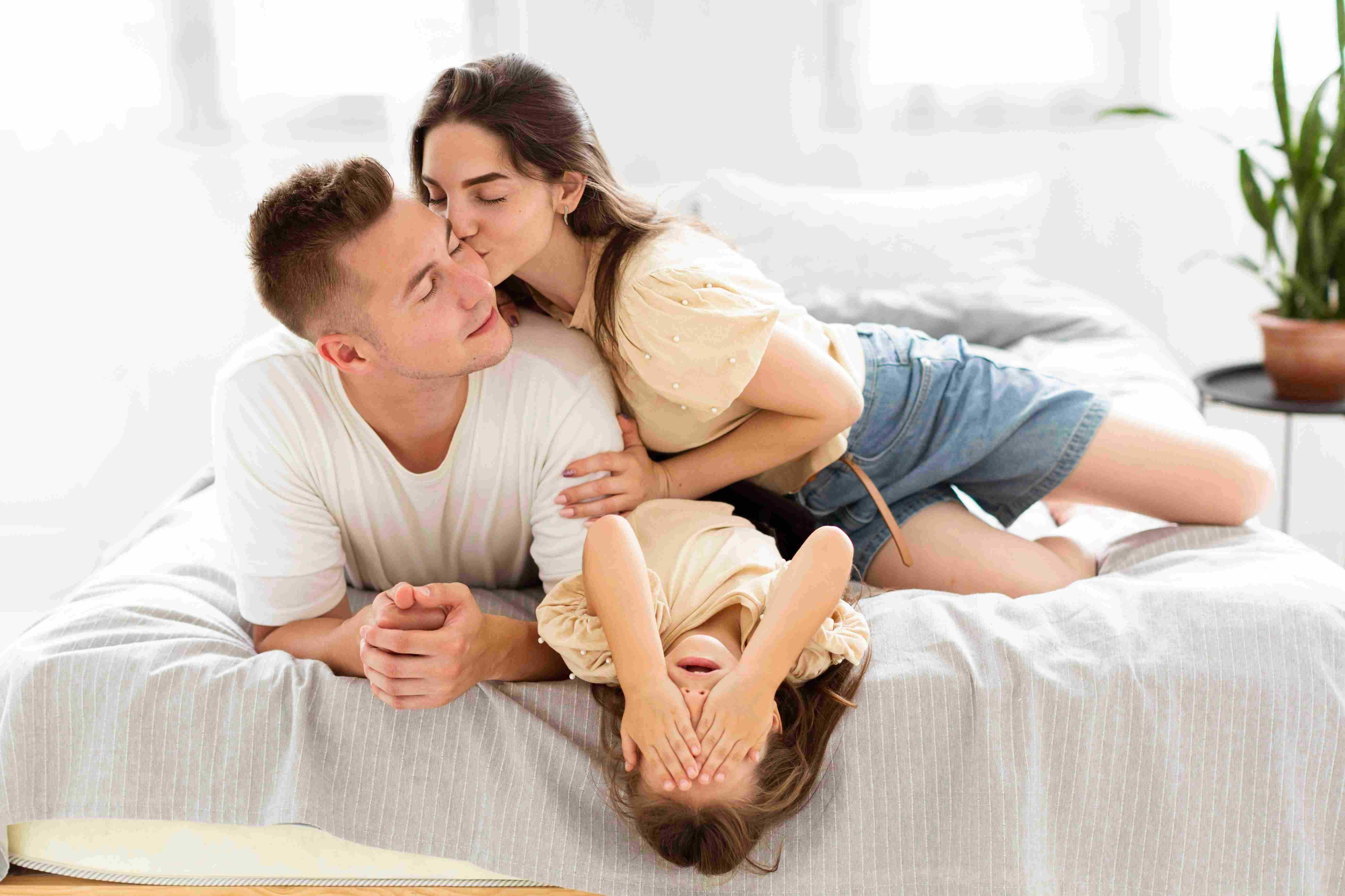 Bagaimana Bicara ke  si Kecil  yang Nggak Sengaja 'Nonton' ML Orang Tua?